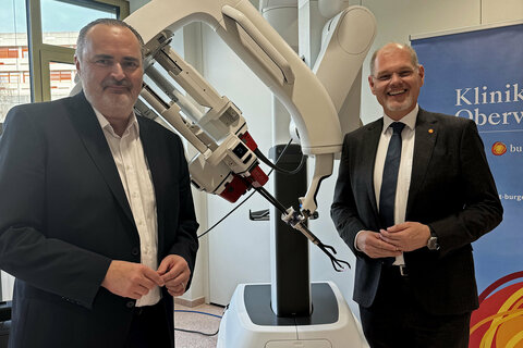 Landeshauptmann Hans Peter Doskozil und Gesundheit Burgenland Geschäftsführer Franz Öller bei der Präsentation des DaVinci-SP in der Klinik Oberwart.