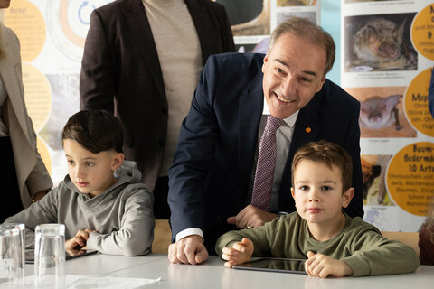 Landesrat Dr. Leonhard Schneemann mit Volksschülern in Schattendorf anlässlich der Übergabe von 50 IPads an die Volksschule durch A1.