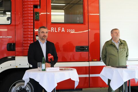 Landesrat Heinrich Dorner (l.) gemeinsam Alois Kögl (r) im Rahmen der Präsentation der Einsatzstatistik;