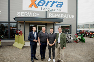 Wirtschafts-Landesrat Dr. Leonhard Schneemann, Vater Robert und Sohn Nico Binder sowie Landwirtschaftskammer Burgenland-Präsident, Nationalrat DI Nikolaus Berlakovich (v.l.) im Zuge der Eröffnung in Rudersdorf.