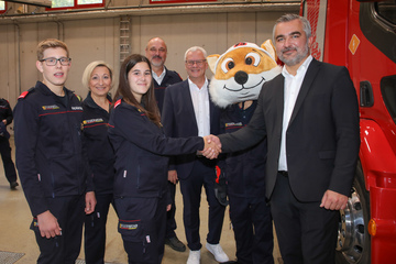 Landesfeuerwehrreferent Landesrat Heinrich Dorner, LAbg. Bürgermeisterin Claudia Schlager (Mattersburg), LAbg. Bürgermeister Thomas Steiner (Eisenstadt) und Landesfeuerwehrkommandant Franz Kropf gratulierten Leonie Nachnebel und Samuel Gerdenitsch stellvertretend für alle TeilnehmerInnen zum Feuerwehrjugendleistungsabzeichen in Gold