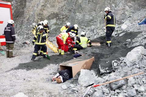 Rettung von verschütteten Kindern im Zuge der Katastrophenschutzübung.