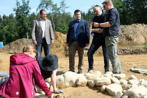 Nikolaus Franz (r.) informierte Landeshauptmann Hans Peter Doskozil sowie Vize Johann Pfeffer und Bürgermeister Marc Hoppel über den aktuellen Stand der Grabungen
