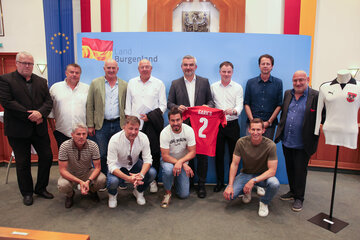 LAndesrat Heinrich Dorner eröffnete die Austellung Leiberl, die Geschichte schrieben anlässlich der Fußball Em in Eisenstadt