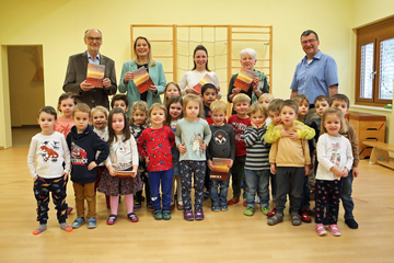 Bildungslandesrätin Mag.a (FH) Daniela Winkler (2.v.l. hinten), besuchte den Übungskindergarten der BAfEP in Oberwart. Mit ihr am Foto hinten: Dr. Sepp Gmasz (Vorsitzender des Burgenländischen Volksliedwerks), Anna-Maria Hammer, BA, BA (Geschäftsleiterin des Burgenländischen Volksliedwerks), Abteilungsvorständin und Übungskindergarten-Leiterin Jutta Pradl-Hodics sowie Direktor Herwig Wallner (hinten v.l.) mit den Kindern im Übungskindergarten der BAfEP Oberwart (Bildungsanstalt für Elementarpädagogik).