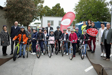 Für ihre tolle Leistung bei "Österreich radelt zur Schule" erhielt die Schule als Bundespreis einen Pumptrack Event gesponsert. Landesrat Mag. Heinrich Dorner (Mitte, hinten) und Bildungsdirektor Mag. Heinz Josef Zitz (2.v.l.) besuchten die Schule und gratulierten Direktorin Eva Reumann (l.) und ihren Schülerinnen und Schülern zum Erfolg.