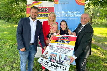 Der Golser Bürgermeister Kilian Brandstätter, Landesrätin Mag.a (FH) Daniela Winkler und Organisator und Amtsleiter Dieter Horvath freuen sich gemeinsam mit den Kindern auf das 54. Golser Volksfest.