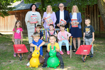 Bildungslandesrätin Daniela Winkler (hinten 2.v.l.) mit Referatsleiterin, Kindergarteninspektorin Mag.a Gerda Konrath, Vizerektor HS-Prof. Mag. Dr. Herbert Gabriel und MMag.a Dr.in Andrea Bicsar (Leiterin des Zentrums für Inklusion und Mehrsprachigkeit, Pädagogische Hochschule Burgenland) (v.l.).