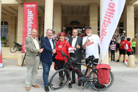 Bildtext: Empfang der „Tour de chance“ vor dem Landhaus Eisenstadt  Bild 1: v.l.: Johann Grillenberger, Bgm. Gerhard Zapfel, Vorstände Volkshilfe Burgenland, Volkshilfe Präsidentin LTPräs.in Verena Dunst, Soziallandesrat Dr. Leonhard Schneemann, Volkshilfe-Direktor Erich Fenninger