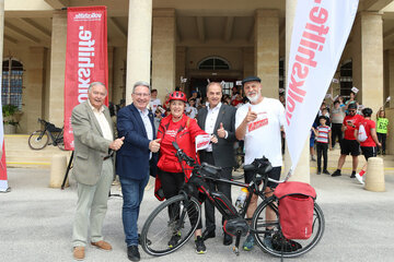 Bildtext: Empfang der „Tour de chance“ vor dem Landhaus Eisenstadt  Bild 1: v.l.: Johann Grillenberger, Bgm. Gerhard Zapfel, Vorstände Volkshilfe Burgenland, Volkshilfe Präsidentin LTPräs.in Verena Dunst, Soziallandesrat Dr. Leonhard Schneemann, Volkshilfe-Direktor Erich Fenninger
