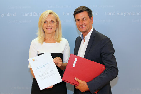 Gemeindereferent Landesrat Christian Illedits und Brigitte Novosel, Vorständin der Gemeindeabteilung, präsentieren Details zur Umstellung auf die VRV 2015 in den burgenländischen Gemeinden