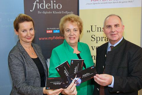 Im Beisein der Präsidentin des Burgenländischen Landtages, Verena Dunst, „fidelio“-Beiratsmitglied und Leiterin der Strategischen Vermarktung und Marketing im ORF, Mag. Petra Höfer und Prof. Mag. Martin Bramböck, Joseph Haydn Konservatorium des Landes Burgenland, fand am 27. November 2019 im Landhaus in Eisenstadt die symbolische Übergabe der „fidelio“-Jahresabonnements an das Haydn-Konservatorium und die burgenländischen Musikschulen statt.