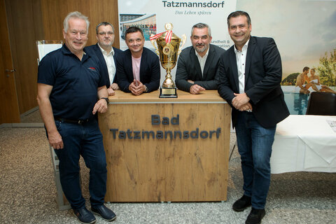 ASVÖ Burgenland-Präsident Ing. Robert Zsifkovits, Vizepräsident Christian Fleischhacker (Burgenländischer Schachverband), Bad Tatzmannsdorf Tourismus-Geschäftsführer Richard Gert Senninger, Landesrat Mag. Heinrich Dorner und Bürgermeister Stefan Laimer (v.l.) präsentierten den Pokal und die Medaillen, die morgen, Sonntag, an den Meister der 1. Schach Frauenbundesliga übergeben werden.
