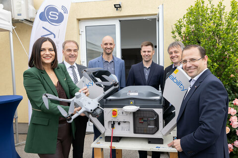 (vlnr.) Landtagspräsidentin Mag.a Astrid Eisenkopf, Landesrat Dr. Leonhard Schneemann, Geschäftsführer Dipl.-Ing. Philipp Knopf (Skyability), Geschäftsführer DI David Monetti, BSc (Skyability), Geschäftsführer Mag. Michael Gerbavsits (Wirtschaftsagentur Burgenland), Wirtschaftskammerpräsident Mst. Andreas Wirth.