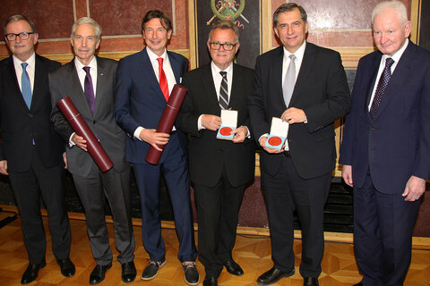 Bundesminister Hans Peter Doskozil und Landtagspräsident Christian Illedits gratulierten Landeshauptmann Hans Niessl zur Verleihung der „Rosthorn-Medaille 2017“ für Verdienste um die Österreichisch-Chinesischen Beziehungen