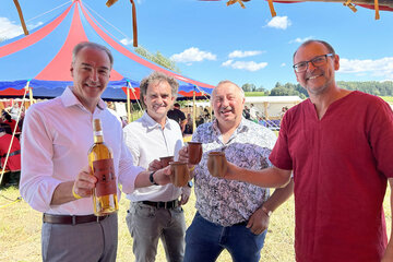 Landesrat Dr. Leonhard Schneemann gratulierte dem Unternehmer Jürgen Piller zum 25-jährigen Firmenjubiläum zum Mut, zu investieren und für das Bekenntnis zum Wirtschaftsstandort Burgenland.