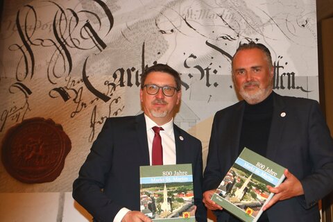 Bürgermeister Jürgen Karall mit Landeshauptmann Hans Peter Doskozil mit der Ortschronik