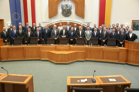 Landesrat Heinrich Dorner, Landesamtsdirektor Ronald Reiter, Andreas Temmel, Gruppenvortand im Amt der Bgld. Landesregierung, Horst Teuschl, Abteilungsvorstand Abteilung 8 – Kompetenzzentrum Sicherheit, Werner Karner, Leiter Hauptreferat Verkehrsrecht und Verkehrskontrolle Verkehrsbetriebe Burgenland-Geschäftsführer Wolfgang Werderits mit den neuen Straßenaufsichtsorganen, darunter auch „Gaststudierende“ der ASFINAG