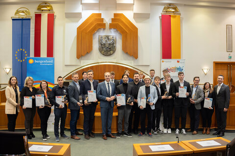 Wirtschaftslandesrat Dr. Leonhard Schneemann (vorne 7. v. l.) und Landtagspräsident Robert Hergovich (1. v. r.) mit den Preisträgerinnen und Preisträgern der Initiative „Burgenland Innovationsfit“.