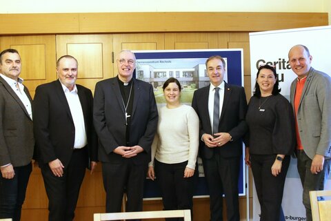 Demenzzentrum Rechnitz_01: Bürgermeister Martin Kramelhofer, Landeshauptmann Hans Peter Doskozil, Bischof Ägidius J. Zsifkovics, Melanie Piskernik, Geschäftsführerin SOWO – So Wohnt Burgenland GmbH, Landesrat Leonhard Schneemann, Melanie Balaskovics, Direktorin Caritas Burgenland und Vizebürgermeister Daniel Karacsonyi.