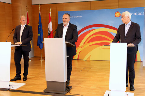 Der neue kaufmännische Geschäftsführer der Gesundheit Burgenland, Mag. Franz Jürgen Öller, MBA, MPH, Landeshauptmann Mag. Hans Peter Doskozil und der medizinische Geschäftsführer der Gesundheit Burgenland, Univ.-Prof. Dr. Stephan Kriwanek.