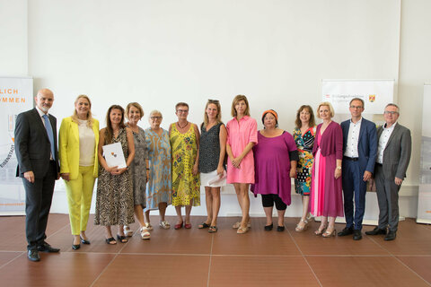 Gruppenbild mit Landesrätin Daniela Winkler (2.v.l.), Bildungsdirektor Heinz Josef Zitz (1.v.l.) und den Pädagoginnen und Pädagogen des Bezirks Eisenstadt Umgebung, die aus Anlass einer Auszeichnung, eines Dienstjubiläums oder ihrer Pensionierung ein Dekret überreicht bekamen.