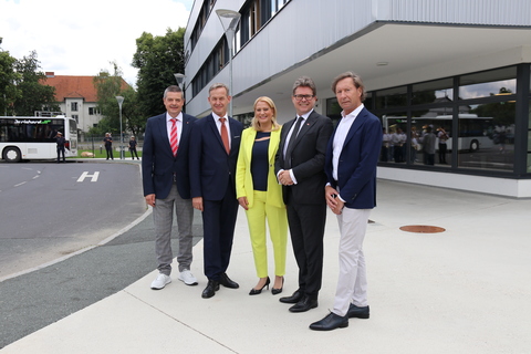 Direktor Wilfried Lercher, Gerald Beck (Geschäftsführung BIG), Bildungslandesrätin Daniela Winkler, Bildungsminister Martin Polaschek und Bürgermeister Kurt Maczek vor der HTL Pinkafeld.