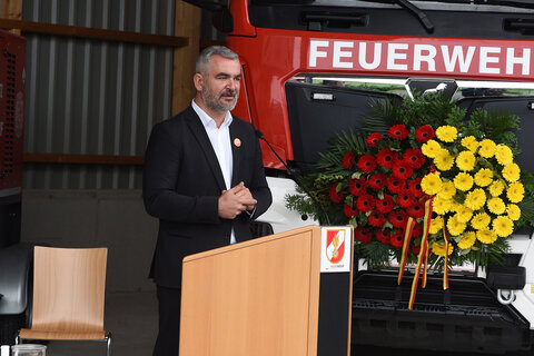 Landesrat Heinrich Dorner spricht beim Festakt zur Segnung neuer Ausrüstung für die Feuerwehr in Oberpullendorf.