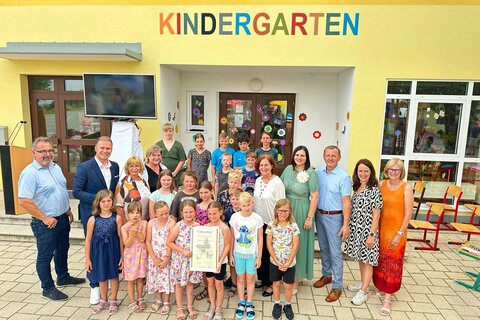LH-Stv. Astrid Eisenkopf besuchte die Volksschule Maria Bild und überreichte die Naturpark-Zertifikate.