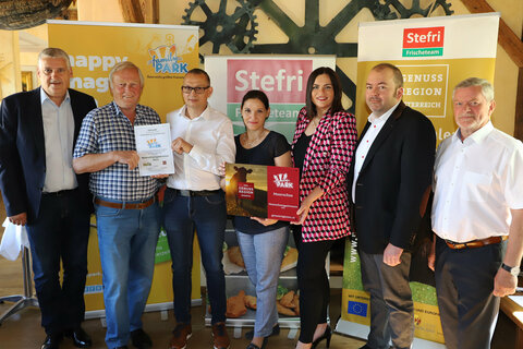 Gerold Stagl, Bürgermeister Freistadt Rust, Werner Sinkovics, Obmann Verein "Rinderweide am Zickentaler Moor", Mario Groschner, Leiter der Gastronomie des Familyparks, Mag.a Lisa Wagner-Körmendi, Leiterin Marketing & Sales des Familyparks, Landeshauptmann-Stv.in Mag.a Astrid Eisenkopf, Richard Halper, Geschäftsleiter Stefri Frischeteam, und Eduard Scheuhammer, Bürgermeister St. Margarethen