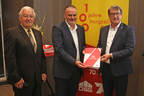 OSG-Obmann Dr. Alfred Kollar (r.) und Aufsichtsrats-Vorsitzender DI Johann Schmidt (l.) überreichten Landeshauptmann Hans Peter Doskozil eine Festschrift anlässlich 70 Jahre Oberwarter Siedlungsgenossenschaft.