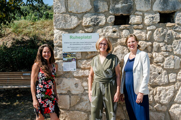 Sigrid Weinzinger, Mariella Baldauf und Landeshauptmann-Stellvertreterin Haider-Wallner bei der Installation des pannonischen Ruhebildes in Jois.