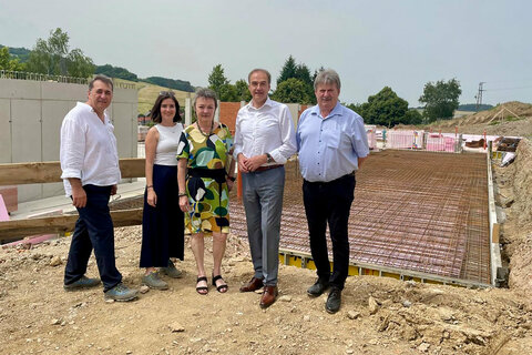 Soziallandesrat Dr. Leonhard Schneemann informierte sich vor Ort über den aktuellen Baufortschritt des Altenwohn- und Pflegeheimes in Redlschlag.