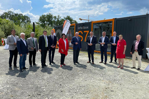 S 7 Fürstenfelder Schnellstraße: Hans Peter Doskozil, Landeshauptmann Burgenland, Hermann Schützenhöfer, Landeshauptmann Steiermark, Heinrich Dorner, Verkehrslandesrat Burgenland, Helga Ahrer, LAbg. in Vertretung von LH-Stellvertreter Lang, und ASFINAG-Vorstand Hartwig Hufnagl hoben die Bedeutung der neuen hochrangigen Verkehrsverbindung hervor
