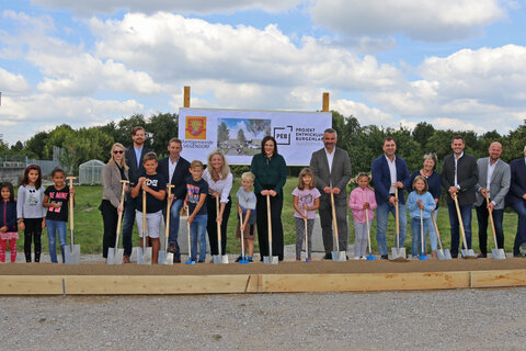 LH-Stv.in Astrid Eisenkopf und Infrastrukturlandesrat Heinrich Dorner beim Spatenstich des neuen Kindergartens in Siegendorf