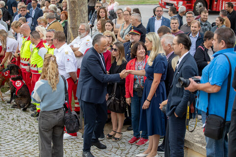 Landeshauptmann Hans Peter Doskozil im Gespräch mit Bürgerinnen und Bürgern sowie Kolleginnen und Kollegen beim Tag der offenen Tür vor dem Landhaus in Eisenstadt.