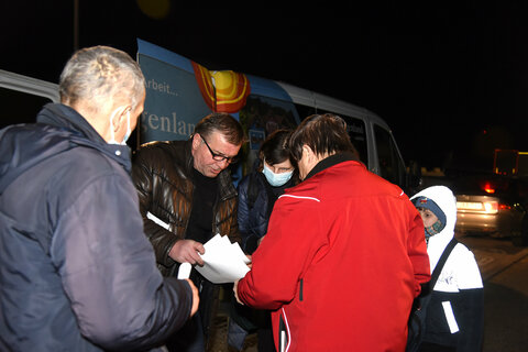 Der Bus der Verkehrsbetriebe Burgenland bei seiner Ankunft in Nickelsdorf