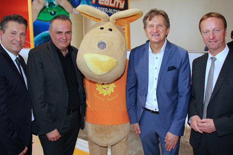 Die längste Virtual Reality Wasserrutsche der Welt in der Sonnentherme Lutzmannsburg wurde von WiBuG Geschäftsführer Mag. Harald Zagiczek, Landeshauptmann Hans Peter Doskozil, Geschäftsführer Mag. Werner Cerutti sowie Landeshauptmann-Stv. Johann Tschürtz offiziell ihrer Bestimmung übergeben (v.l.).