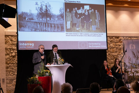 Der ehemalige Leiter der Öffentlichkeitsarbeit im Nationalpark Neusiedler See – Seewinkel, Alois Lang, und sein Kollege Attila Fersch vom Team des Fertö-Hanság Nemzeti Park, erinnerten an die zunächst noch vom Eisernen Vorhang geprägten Anfänge der grenzüberschreitenden Zusammenarbeit.