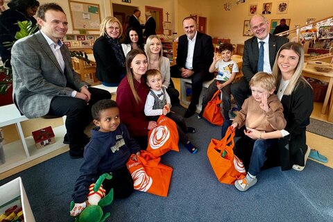 LH Hans Peter Doskozil, Mag. Marc Seper (KD Klinik Oberwart) und GF Mag. Franz Öller bei der Eröffnung des Betriebskindergartens