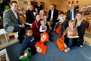 LH Hans Peter Doskozil, Mag. Marc Seper (KD Klinik Oberwart) und GF Mag. Franz Öller bei der Eröffnung des Betriebskindergartens