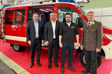 Besuch am Stand der Fa. Braun Engineering, die Sonderlösungen im Bereich Feuerwehrtechnik entwickelt und produziert, auf der Feuerwehrmesse im Messezentrum Oberwart. V.l.: Landesfeuerwehrdirektor Swen Karner, LR Heinrich Dorner, Thomas Braun, GF Braun Engineering, Landesfeuerwehrkommandant Alois Kögl