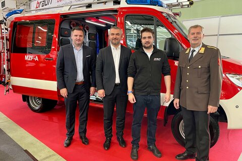 Besuch am Stand der Fa. Braun Engineering, die Sonderlösungen im Bereich Feuerwehrtechnik entwickelt und produziert, auf der Feuerwehrmesse im Messezentrum Oberwart. V.l.: Landesfeuerwehrdirektor Swen Karner, LR Heinrich Dorner, Thomas Braun, GF Braun Engineering, Landesfeuerwehrkommandant Alois Kögl