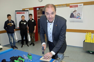 Landesrat Dr. Leonhard Schneemann probierte die Berufe bei den Stationen selbst aus.