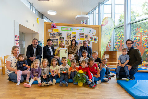 Naturpark GF Mag.a Marlene Hrabanek-Bunyai, Naturparkobmann Bgm. Kurt Fischer, Bgm. DI Gerald Hüller, Kindergartenpädagogin Sandra Paulesich, Kindergartenleiterin Walpurga Haiden, LH-Stv.in Mag.a Astrid Eisenkopf und DI Thomas Böhm, MBA, Regionalentwicklung / ARGE Naturparke