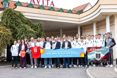 Starke Partnerschaft, starke Talente – das Burgenland ist verlässlicher Trainingsstandort des österreichischen Fußballs (v. l. n. r. Ifeanyi Ndukwe, Jonas Kollar, Elke Schlögl (AVITA Resort), Daniel Posch, AVITA & FUSSBALLARENA GF Peter Prisching, Nicolas Jozepovic, Teamchef Oliver Lederer, Bgm. Bad Tatzmannsdorf Stefan Laimer, BFV-Präsident & stellvertretender Aufsichtsratsvorsitzende des ÖFB Mag. Johannes Wutzlhofer, Burgenland Tourismus Geschäftsführer Didi Tunkel).