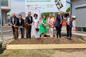 „Spatenstich AG/R KH Kittsee 1, 2 (v.l.n.r.): Mag. Hubert Eisl, MBA (Geschäftsführer KRAGES), Ing. Michael Artner, Bsc (Technischer Projektleiter), Dieter Feitek Bsc,Msc (kaufmännischer Direktor KH Kittsee), Prim. Dr. Anna Kettner (Ärztliche Direktorin KHKittsee), DGKP Bettina Ziniel, Msc (Pflegedirektorin KH Kittsee), LRin Mag. (FH) Daniela Winkler, LH Mag. Hans Peter Doskozil, Ing. Mag. Günther Sturmer (Baufirma Stugeba)