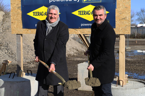 Infrastrukturlandesrat Heinrich Dorner und Bürgermeister Gerold Stagl beim Spatenstich für den neuen Bauhof