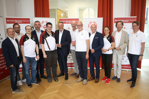 Bürgermeister Wolfgang Tauss (Großpetersdorf), Bürgermeister Jürgen Dolesch (Stegersbach), Sportler Manuel Dukic, Sport-Landesrat Mag. Heinrich Dorner, Sportler Emanuel Horvath, Landeshauptmann Mag. Hans Peter Doskozil, Geschäftsführer Jürgen Winter und Präsident Peter Ritter (beide Special Olympics Österreich), Bürgermeister Georg Rosner (Oberwart), Geschäftsführerin Birgit Morelli (Special Olympics Österreich), Bürgermeister Mag. Kurt Maczek (Pinkafeld) und Nationaldirektor Jörg Hofmann (Special Olympics Österreich) (v.l.) bei der Präsentation der Sommerspiele im Rathaus Oberwart.