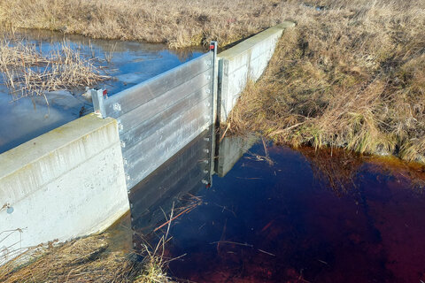 Geschlossenes Dammbalkensystem.